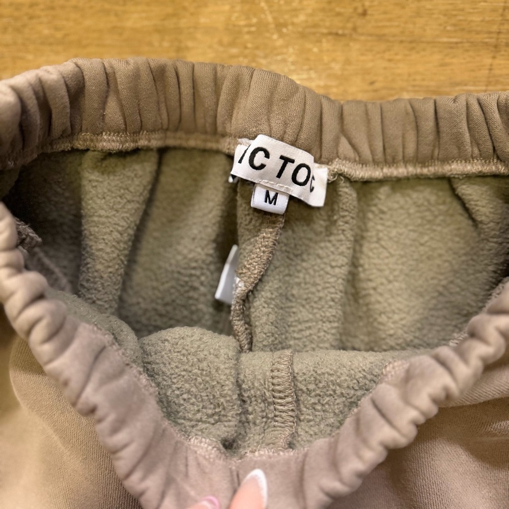 Gray Sweatpants with pockets and bottom scrunch size medium - Picture 2 of 3